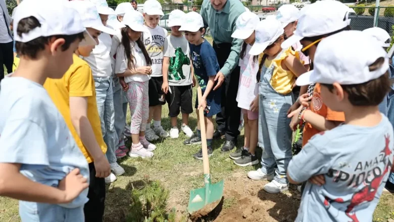 Çayırovalı öğrenciler birlikte fidan dikti