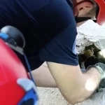 İzmir İtfaiyesi sıkışan kediyi kurtardı!
