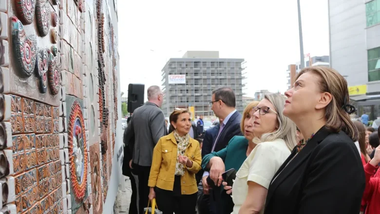 Özel gereksinimli bireylerden 770 parçalık seramik pano